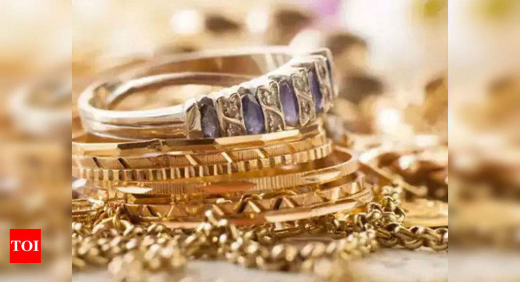 Gold buyers put off by price rebound, Chinese jewellers stock up - Times of India