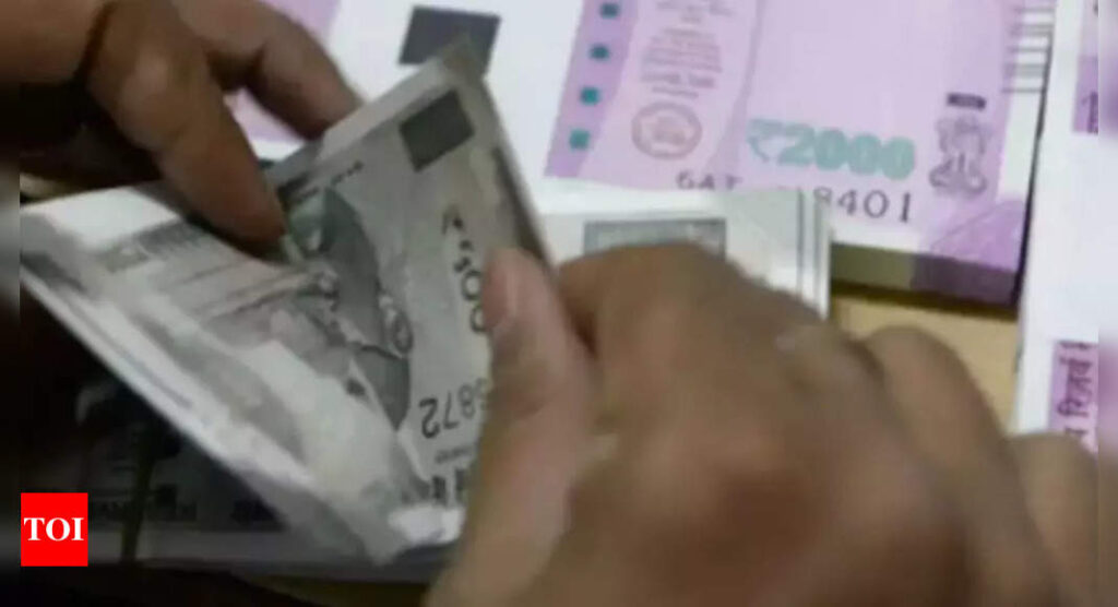 Rupee inches 6 paise higher to 73.46 against US dollar in early trade - Times of India