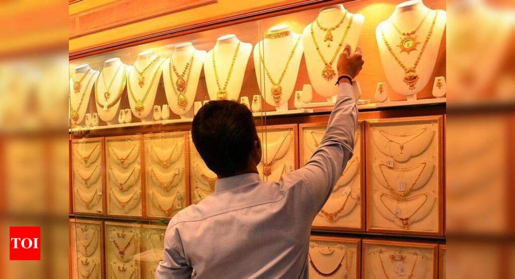 jewelers:  Jewelers sell $1 gold online as Indians warm up to internet buys - Times of India