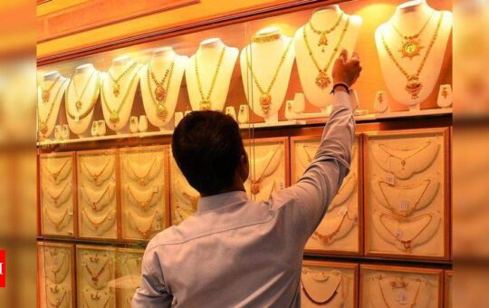 jewelers:  Jewelers sell $1 gold online as Indians warm up to internet buys - Times of India