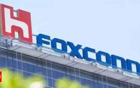 Foxconn: Foxconn chief, Vedanta chip business head talk of new plant | India Business News - Times of India