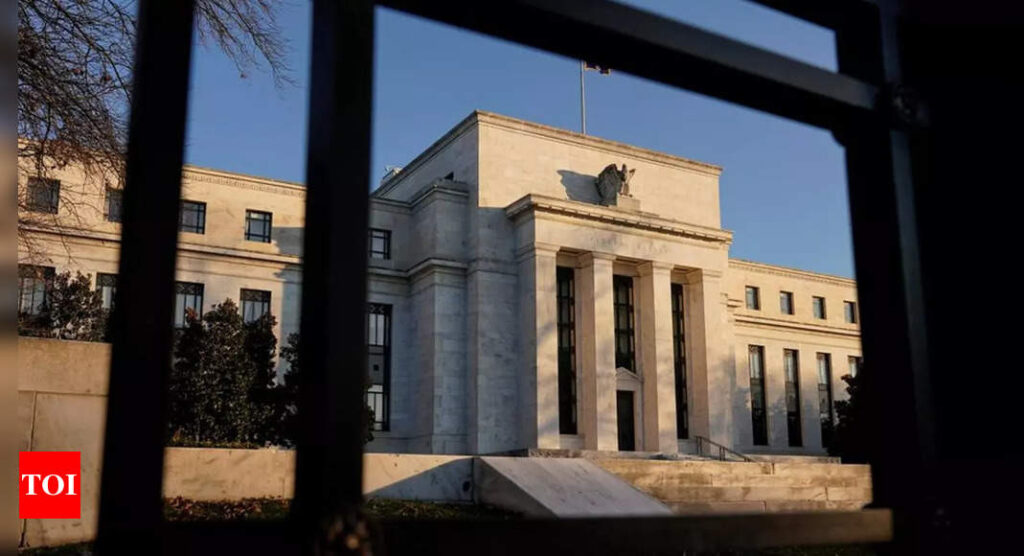 US central bank ponders huge rate hike to combat price surge - Times of India