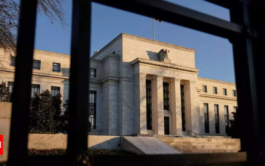 US central bank ponders huge rate hike to combat price surge - Times of India