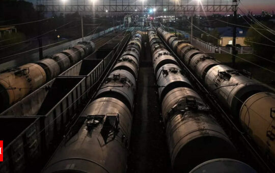 New bench of traders muscle in to supply Russian oil to India - Times of India